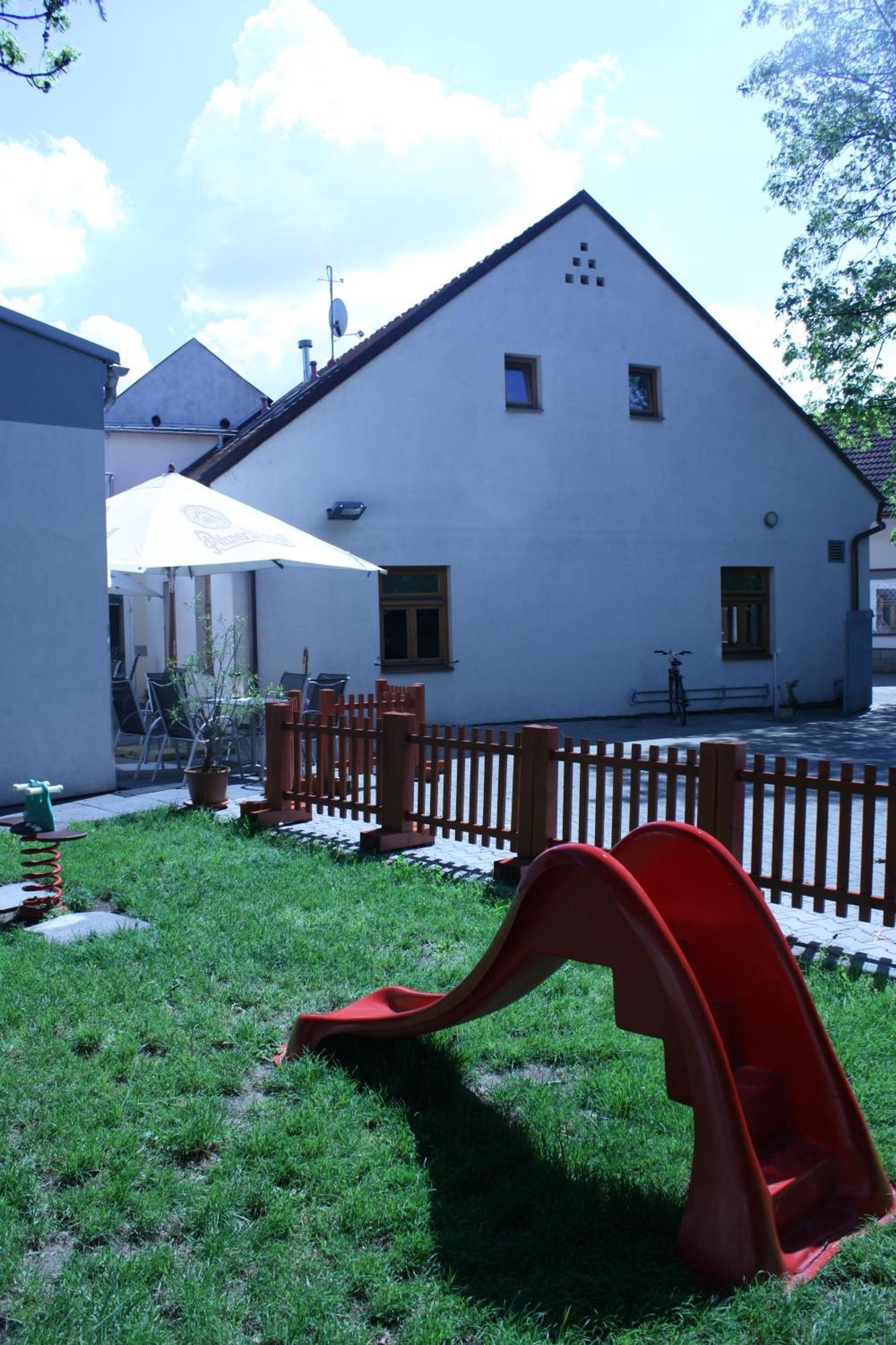Penzion A Caferestaurant U Lavky Chrudim Buitenkant foto