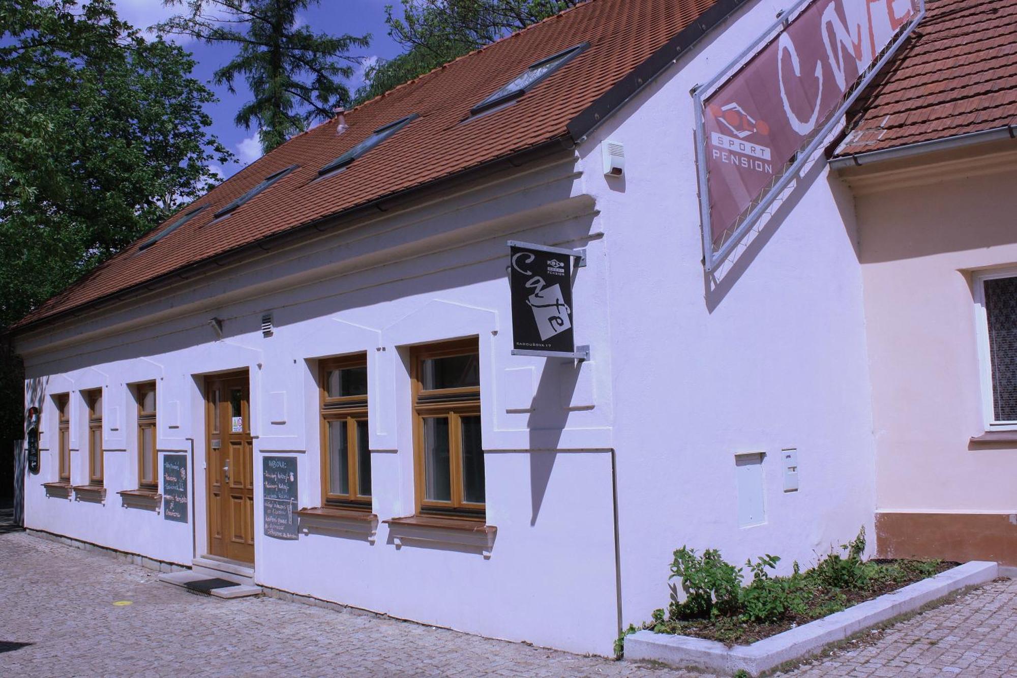 Penzion A Caferestaurant U Lavky Chrudim Buitenkant foto