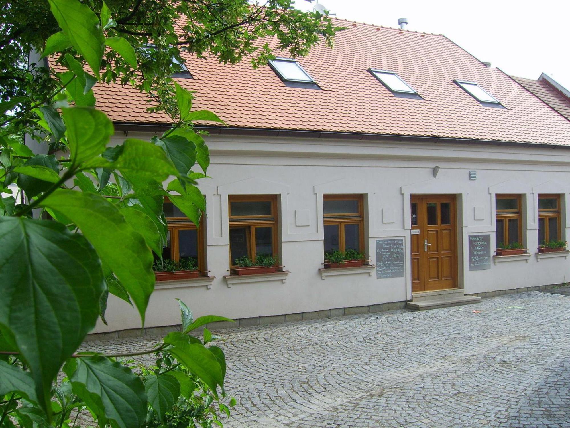 Penzion A Caferestaurant U Lavky Chrudim Buitenkant foto