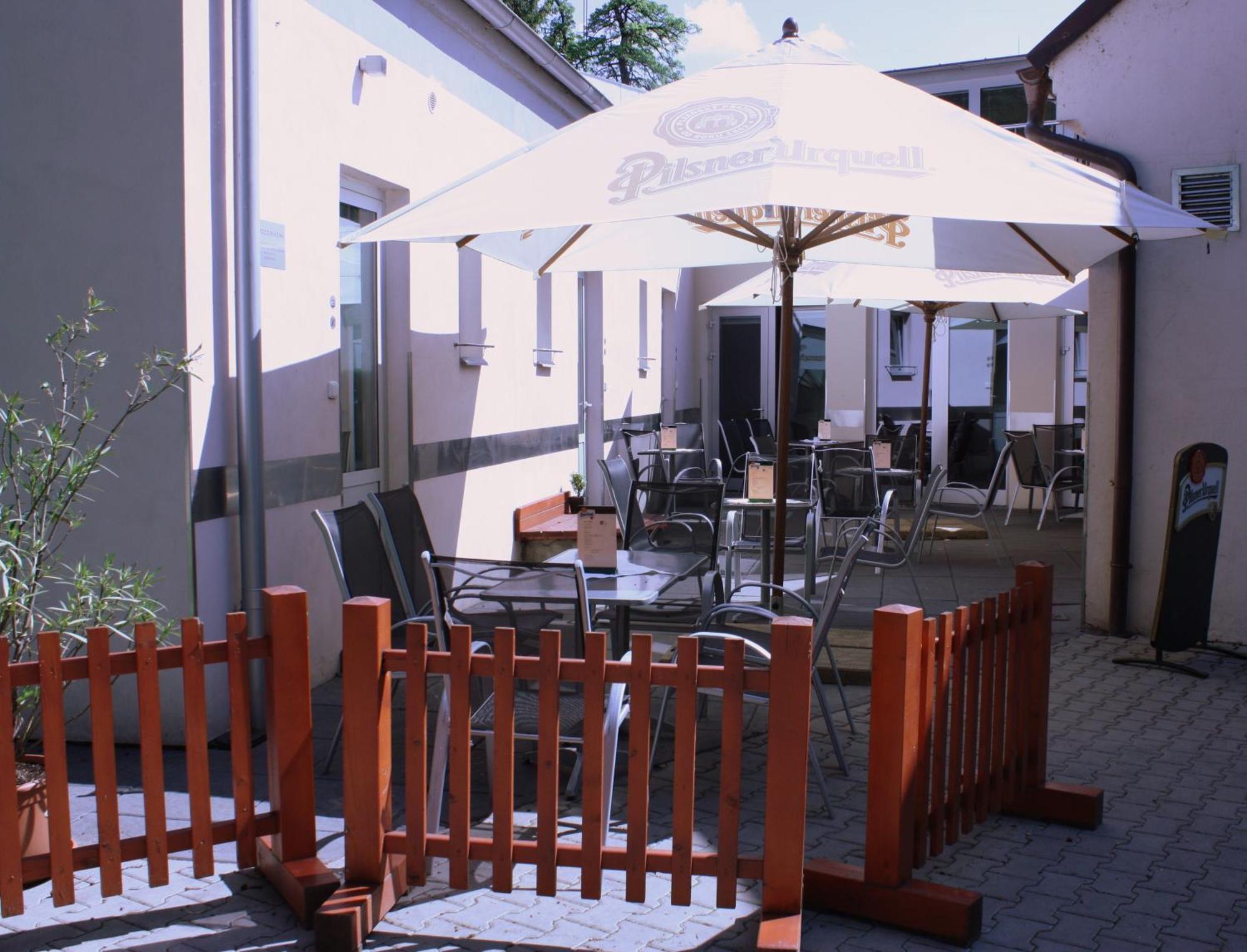 Penzion A Caferestaurant U Lavky Chrudim Buitenkant foto