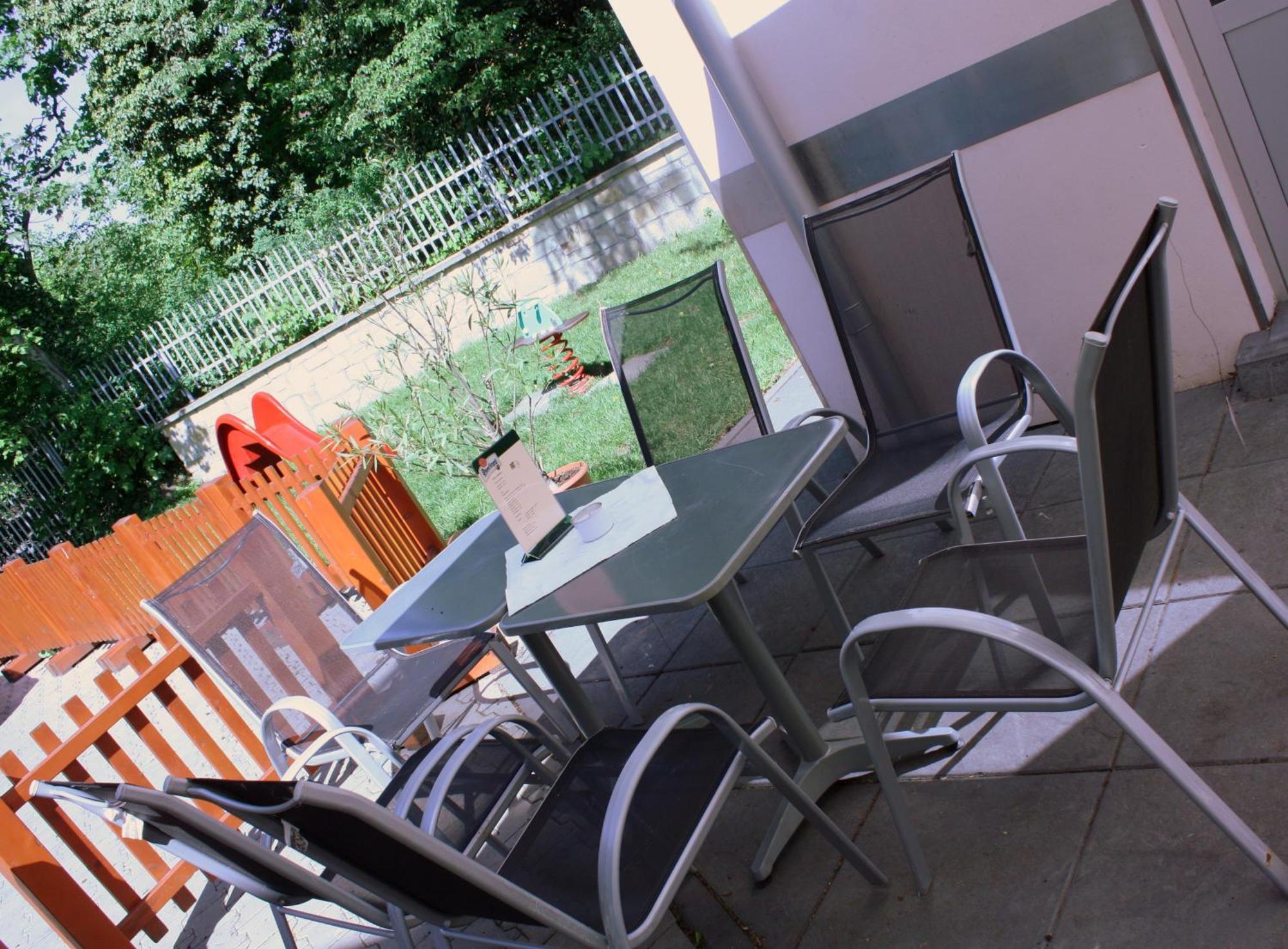 Penzion A Caferestaurant U Lavky Chrudim Buitenkant foto