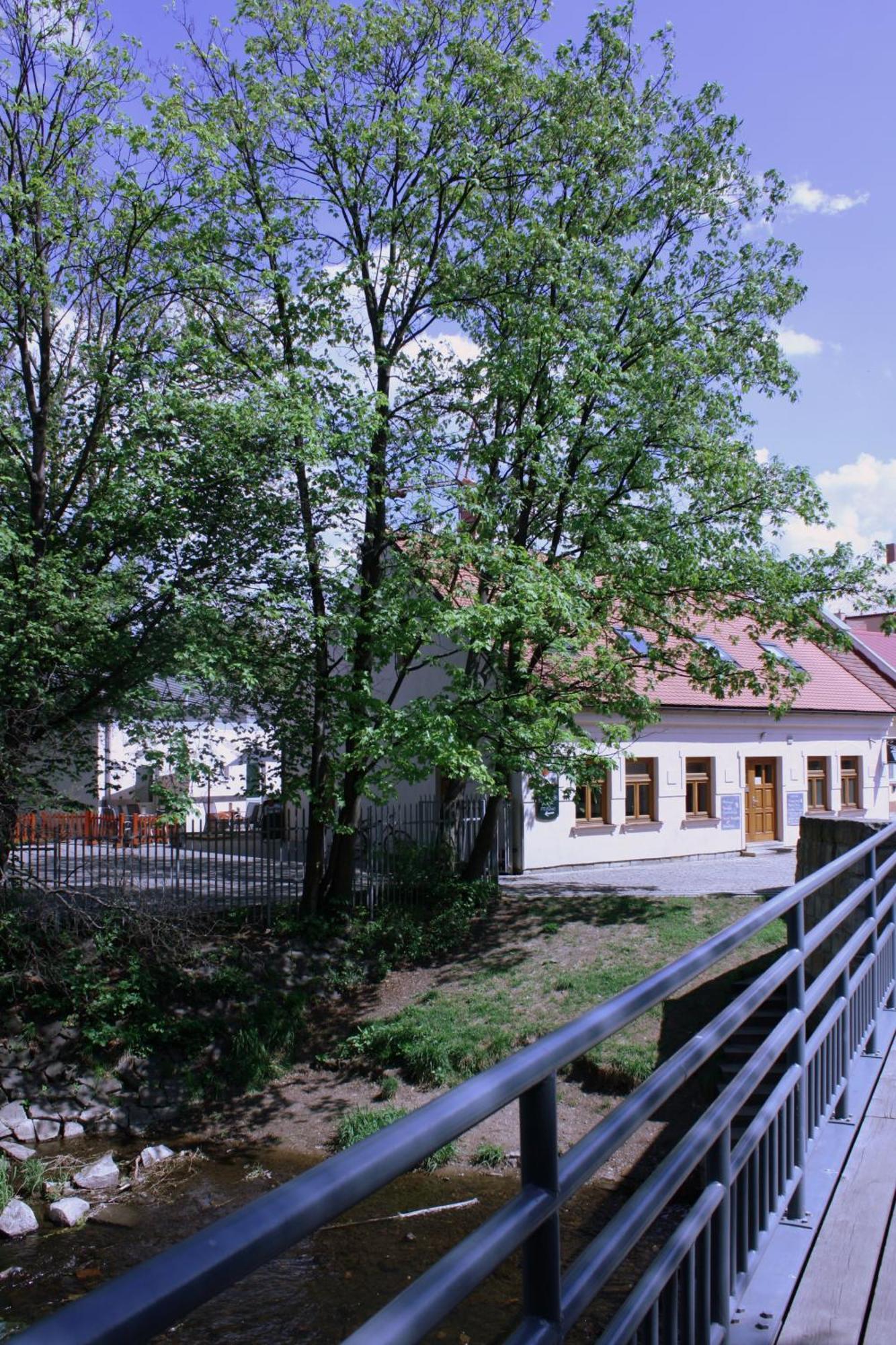 Penzion A Caferestaurant U Lavky Chrudim Buitenkant foto